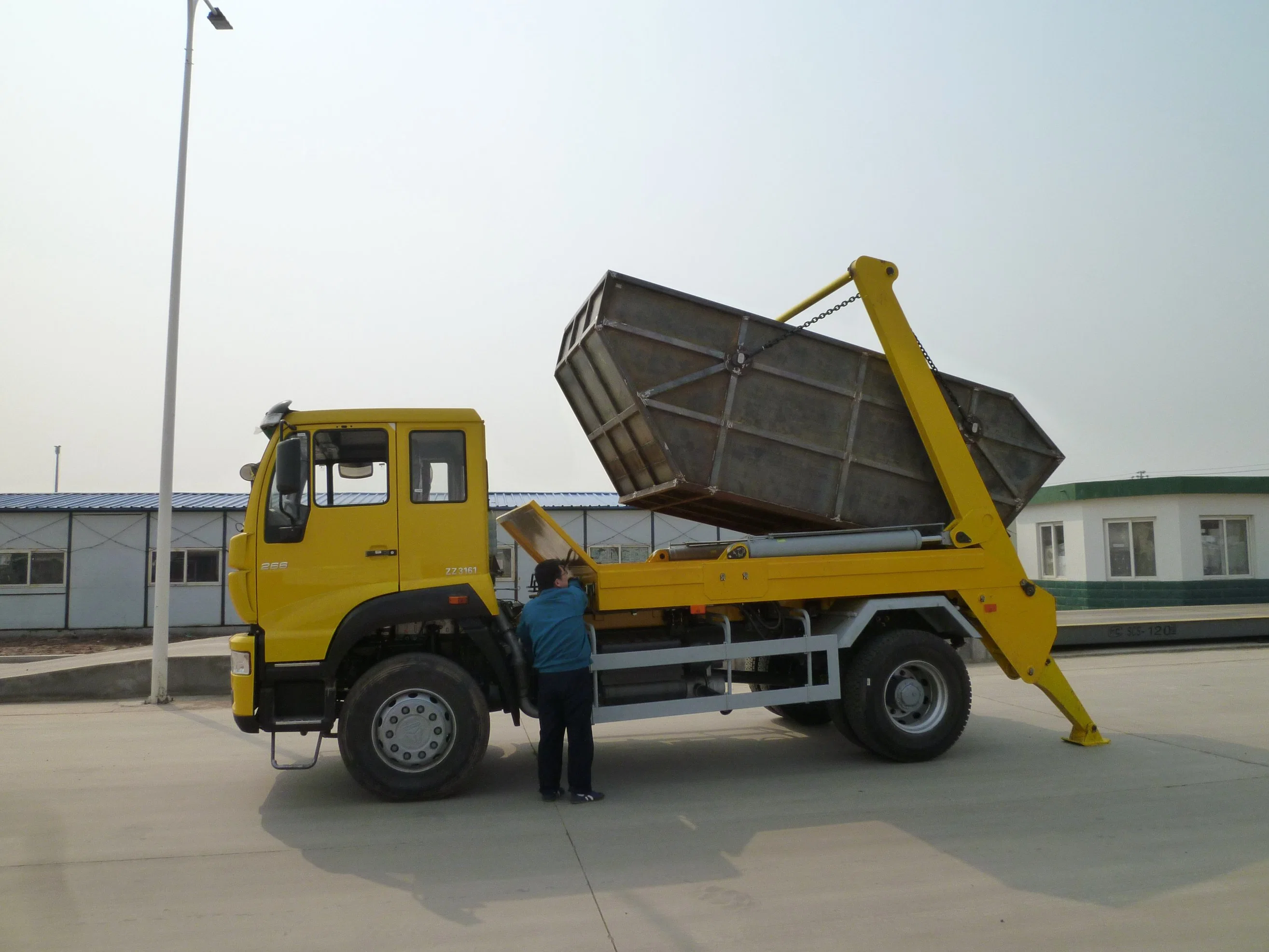 Sinotruk HOWO 5cbm 8cbm 10cbm Swing Arm Skip Garbage Truck