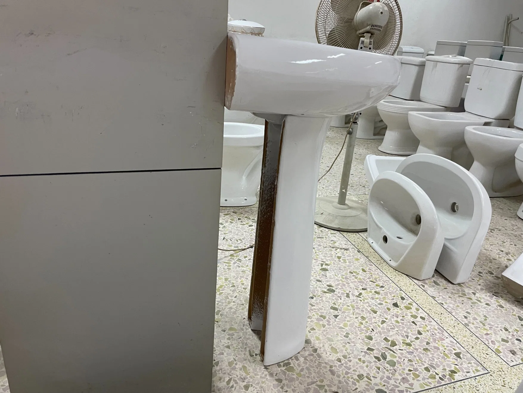 China Günstige Twyford Pedestal Basin Keramik Sanitärkeramik für Nigeria Ghana