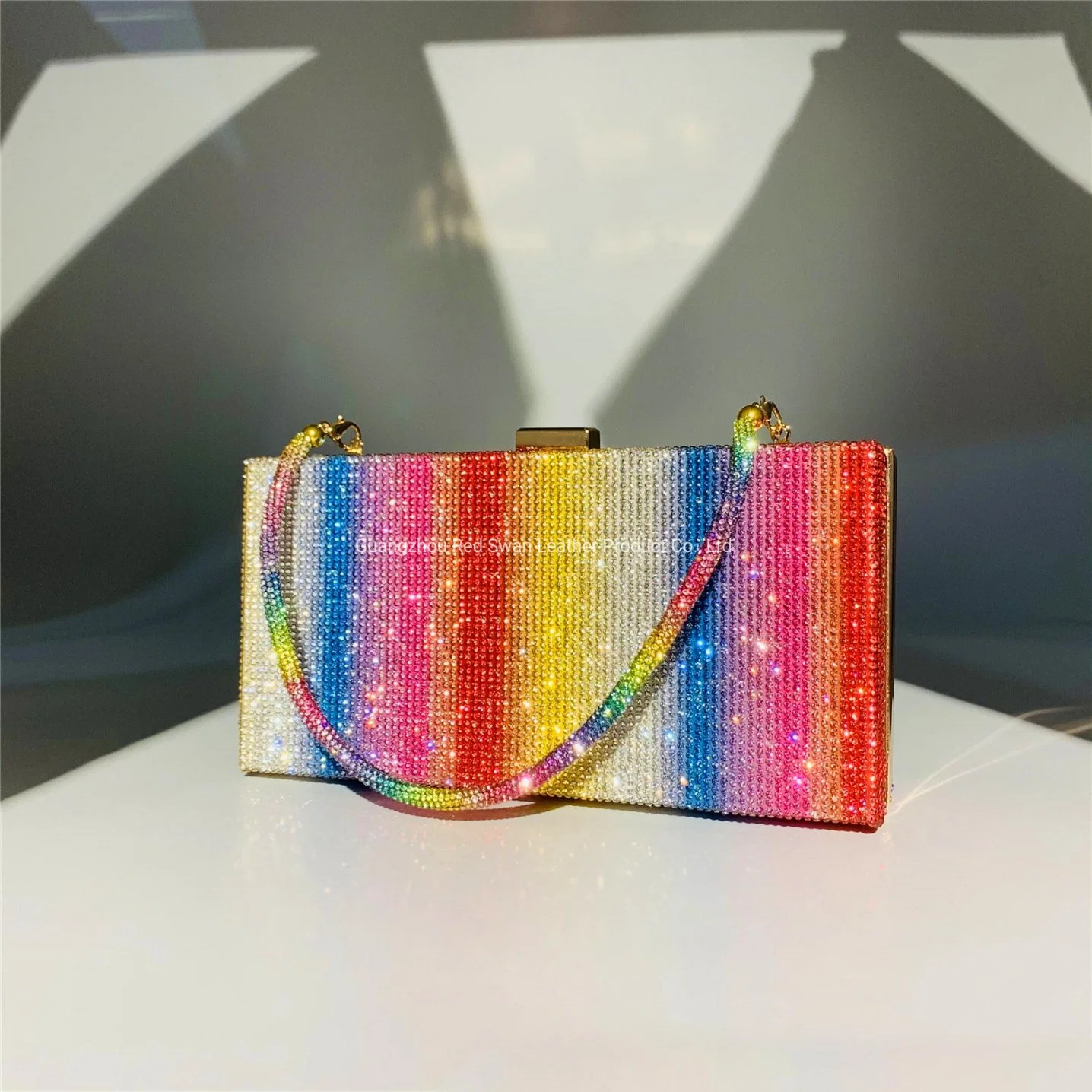 Crystal Evening Bags Rhinestone Hard Box Handbag Rainbow Colored Shoulder Bag with Golden Color Chain and Lock Closure Rshm-Oc4247