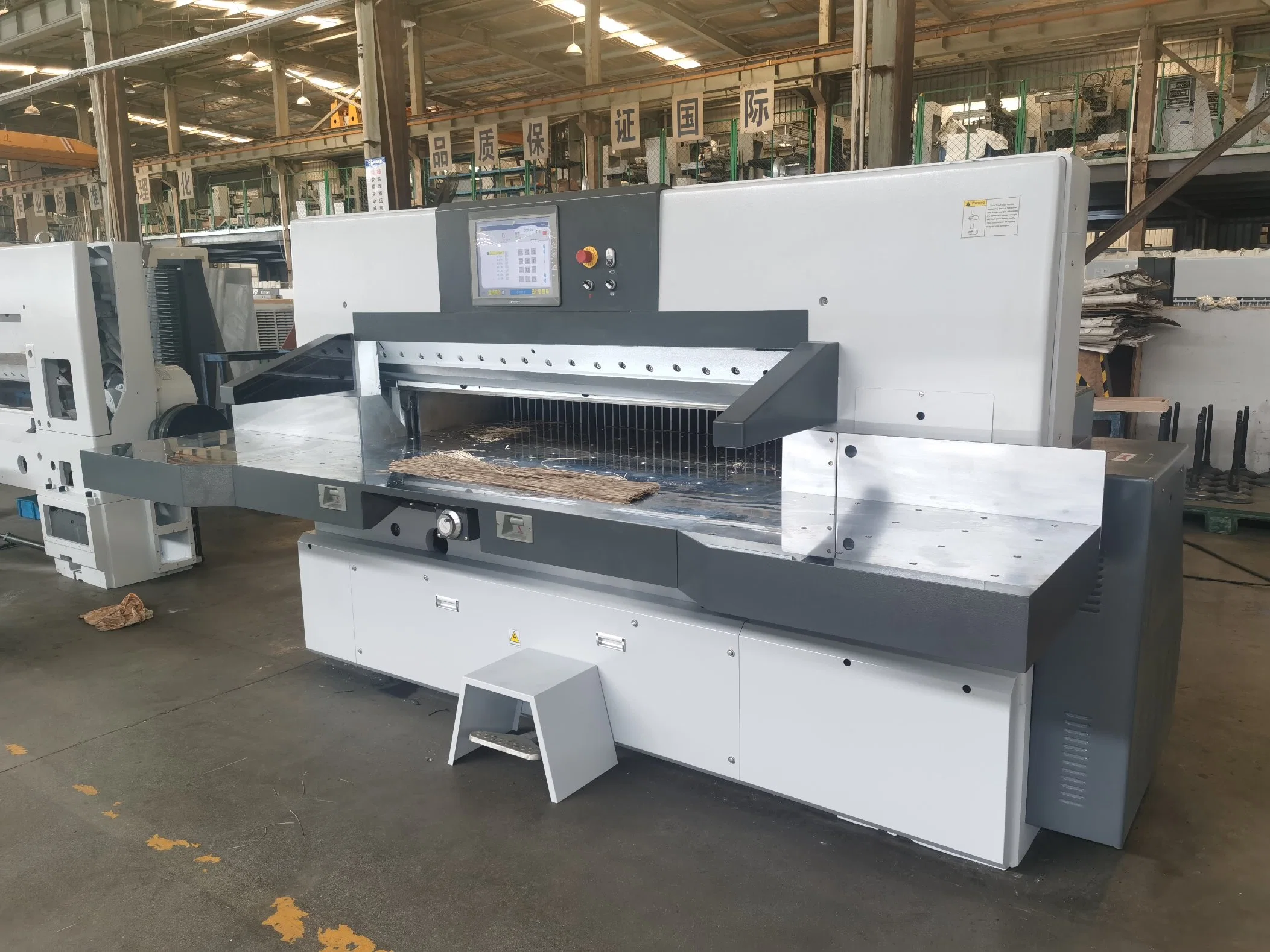 Program Control Automatic Hydraulic High Speed Paper Cutter (166F)