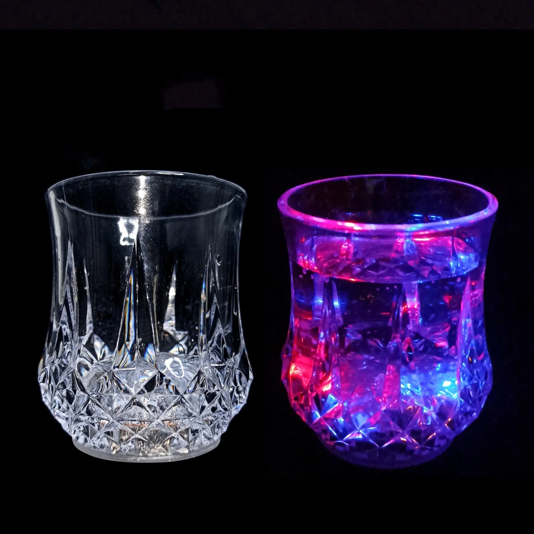 Luces de bar activadas por agua. Copa de cerveza que se ilumina con líquido.