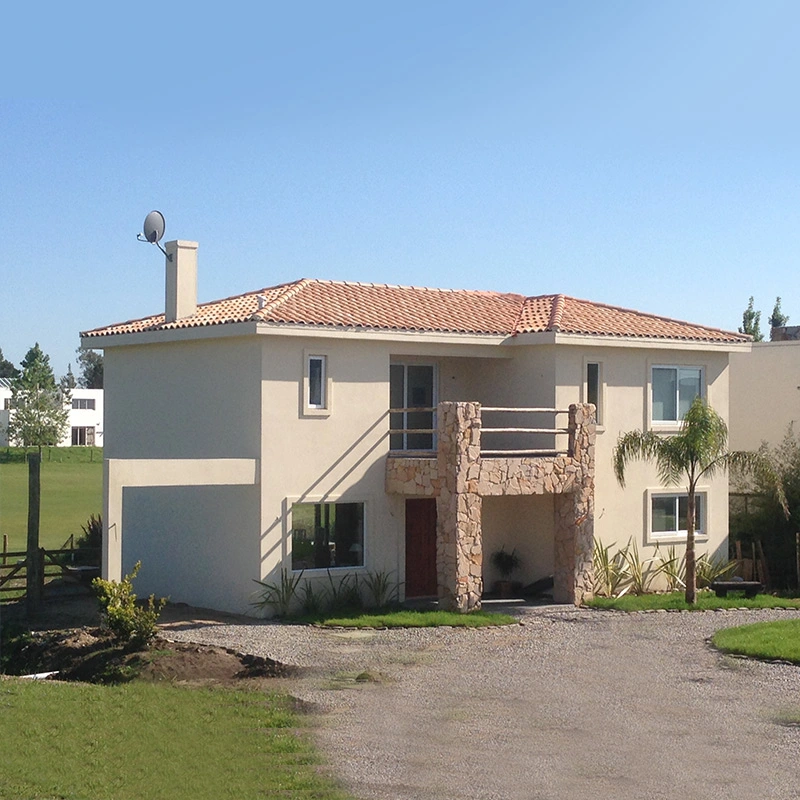 El entramado de acero de la luz de prefabricados de 2 pisos casa Villa Sanguinetti. Casa