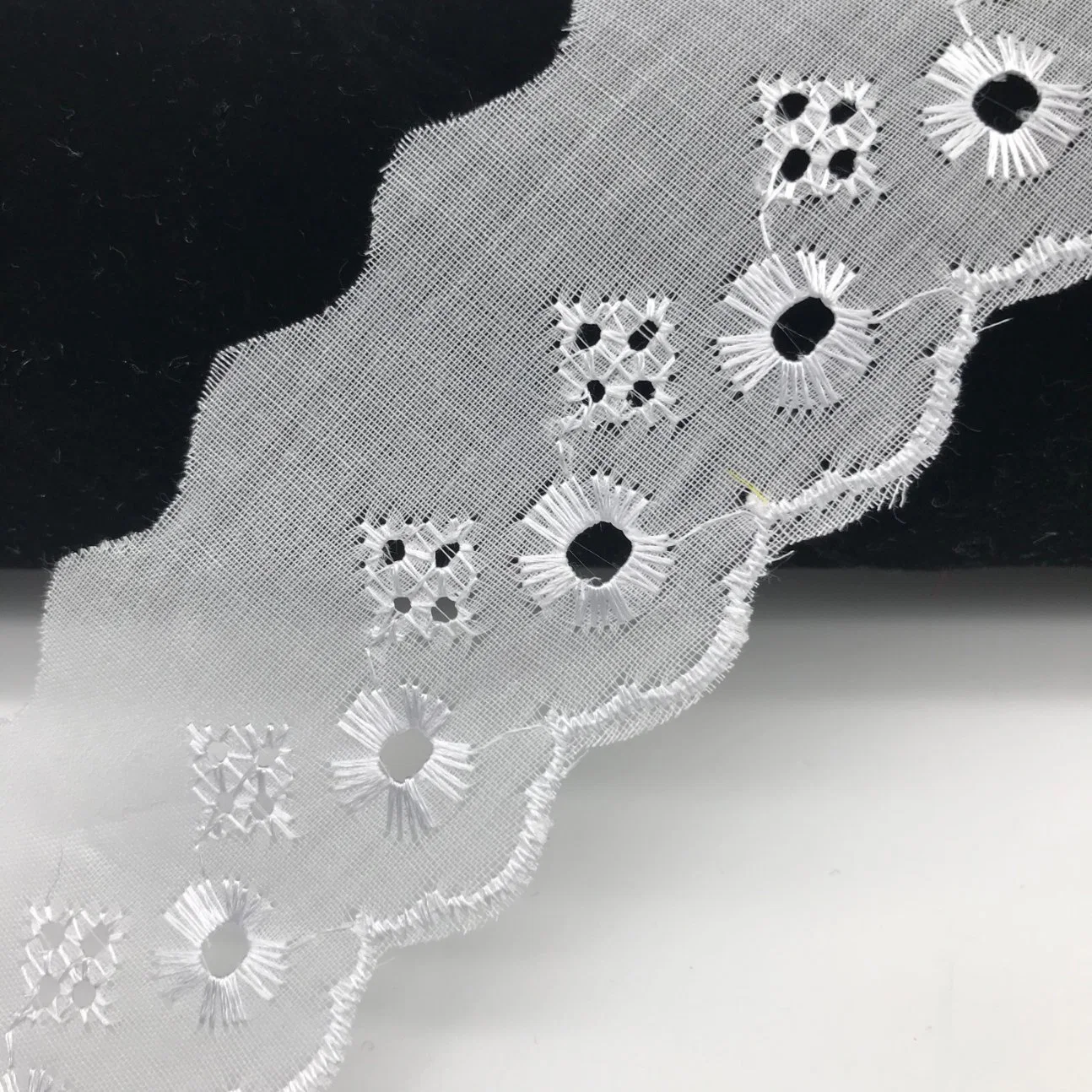 China Online Polyester Embroidery Tc Lace Trim Fabric Wholesale/Supplier 5.5cm White Lace