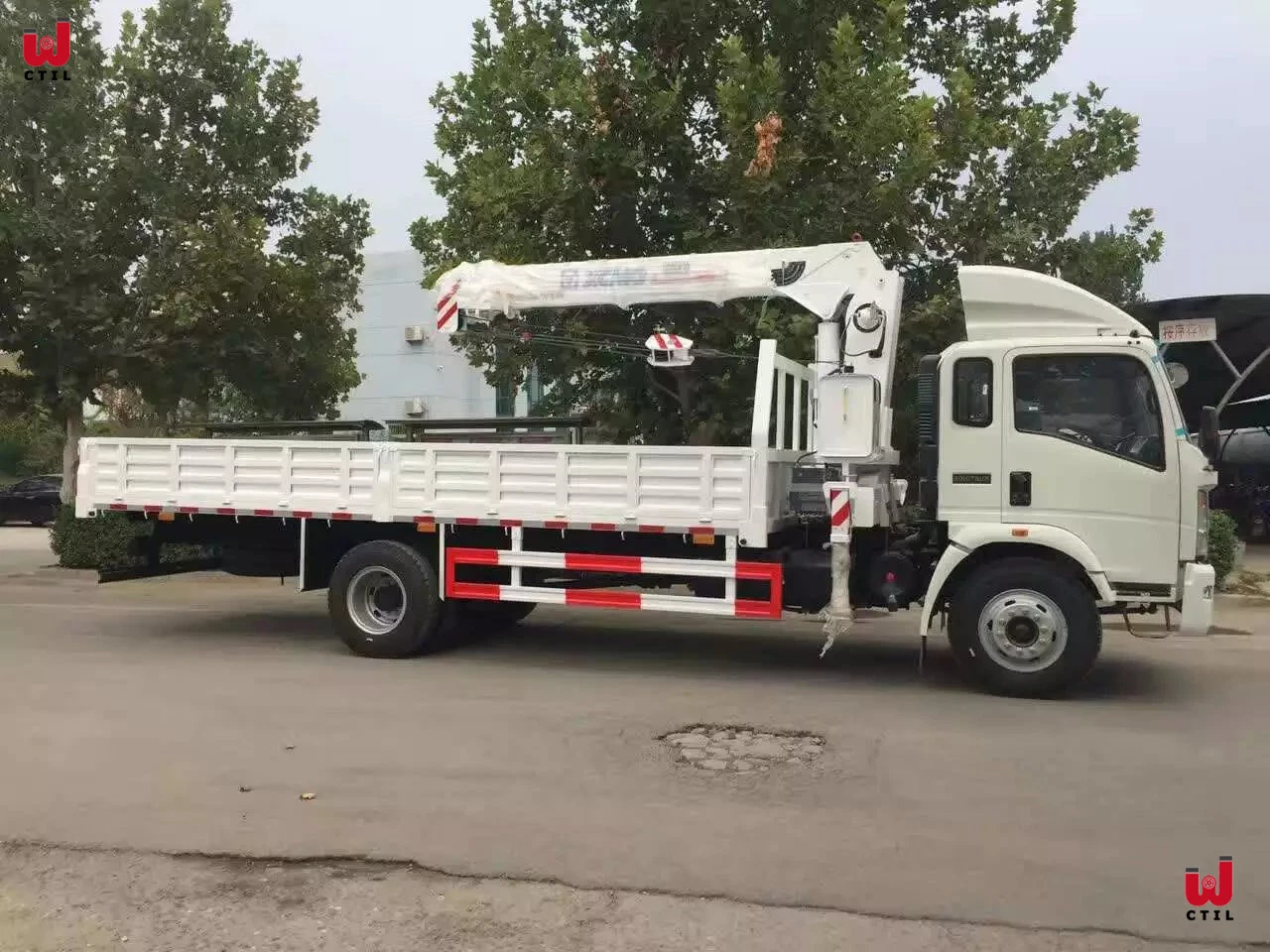 Sinotruk HOWO 8ton Truck-Mounted Crane with Foldable Arm