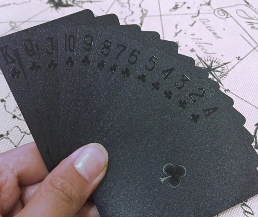 Échantillon gratuit Custom 54pcs Deck refroidir en carton noir Fleuret Shinny gaufrage Cartes à jouer Jeu de Carte Adulte