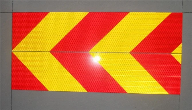 Сертификационная табличка с отражающей маркировкой "Прямоугольная/Телесоплотная" для тяжелых автомобилей