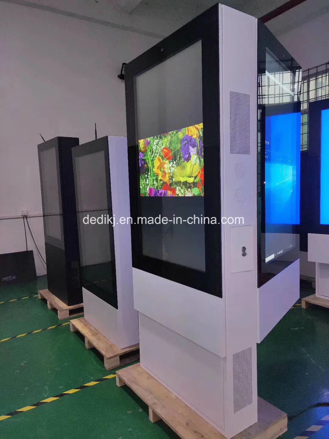 65 Inch Outdoor Double Sides LCD Digital Signage Totem