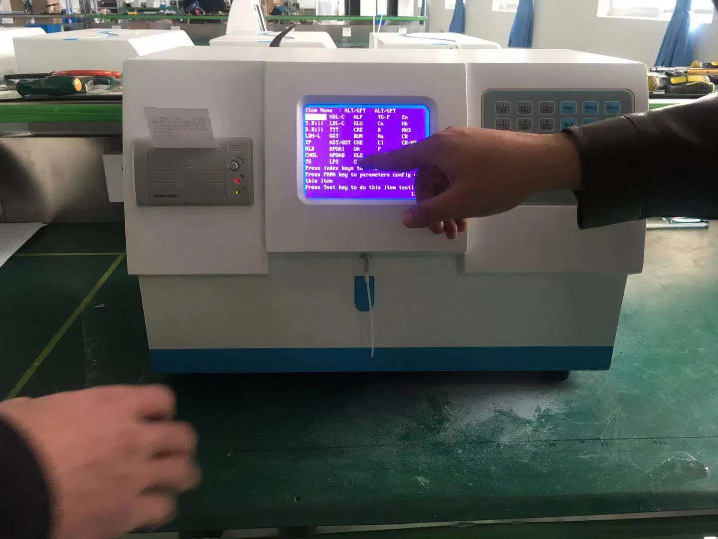 MCA-8000A Medizinische Krankenhaus Labor Klinik Ausrüstung Blut-Test-Maschine tragbar Halbautomatisches Chemistry Analyzer