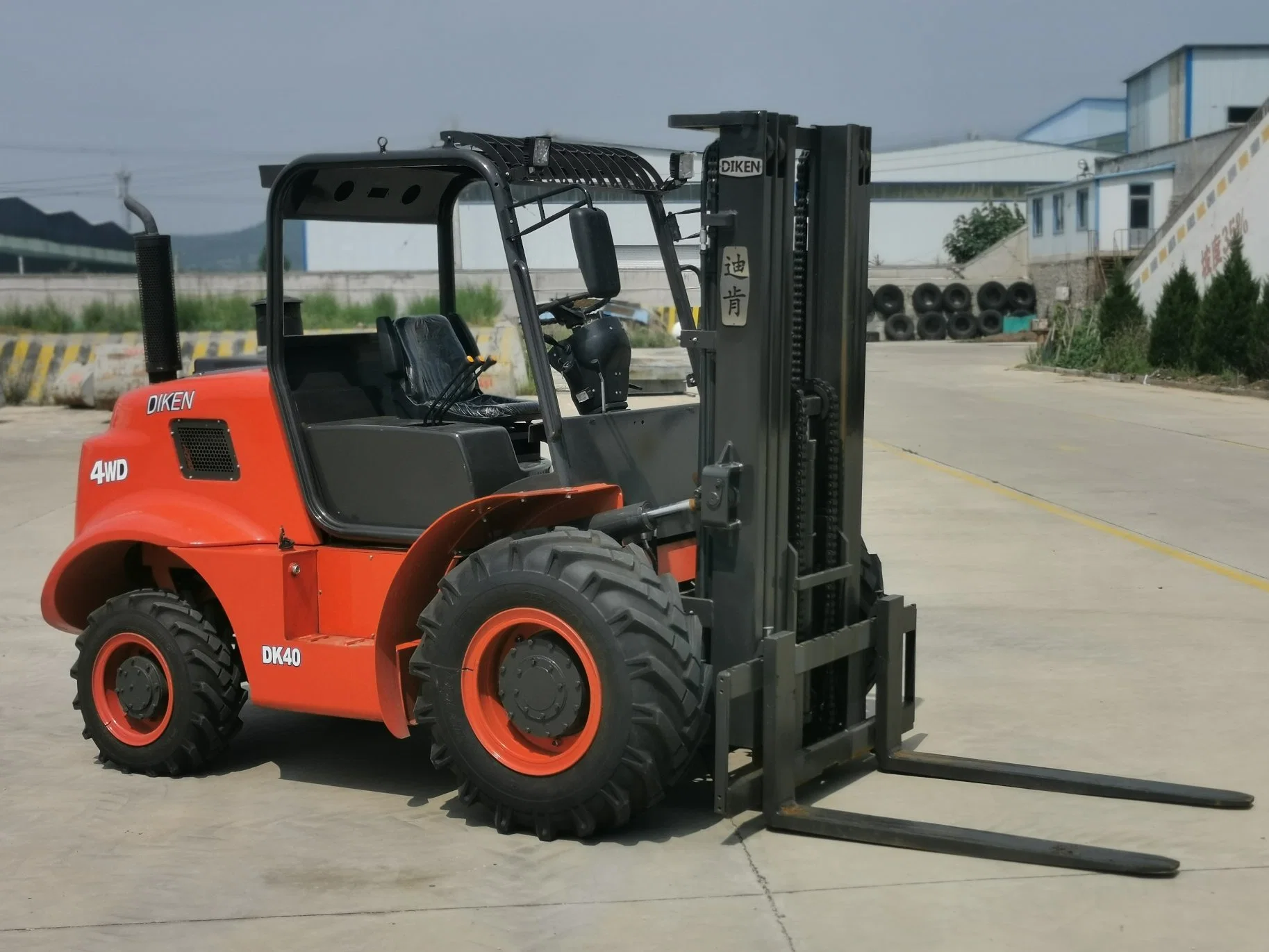 4ton 4WD 4X4 Rough Terrain Hydraulic Forklift with Closed Cabin