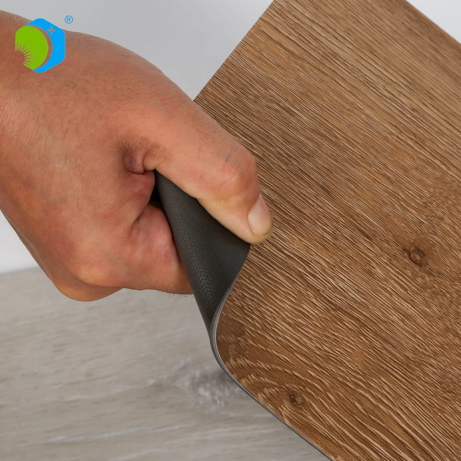 Revêtement de sol en PVC à planches en vinyle avec revêtement UV, épaisseur de 2 mm à 5 mm, résistant à l'eau, avec dos sec. Carreaux antistatiques.