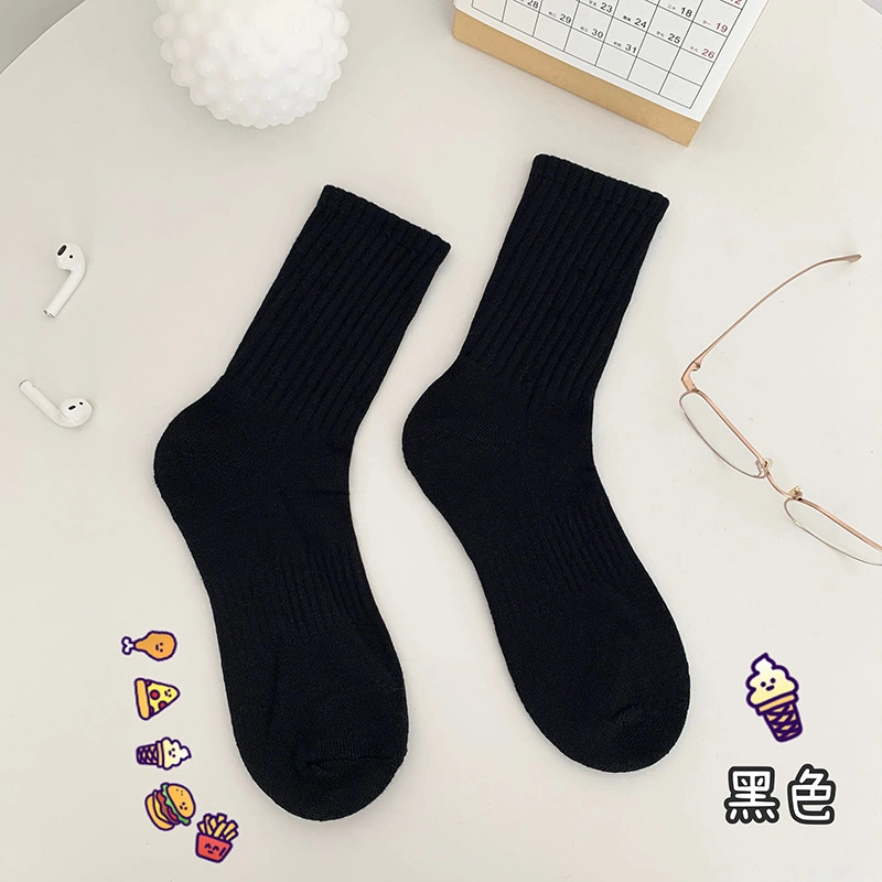 Serviette de printemps et d'automne dans le département des sports de style collège Chaussettes unies