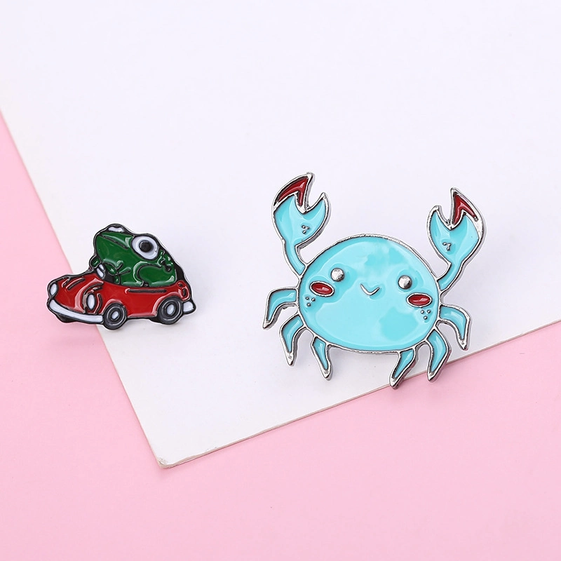 Großhandel Custom Logo Cartoon Cute Crab Animal Frog Trolley Zubehör Fashion Accessoires Geschenke Legierung Metall Hard Soft Brosche Emaille Abzeichen Ansteckstift