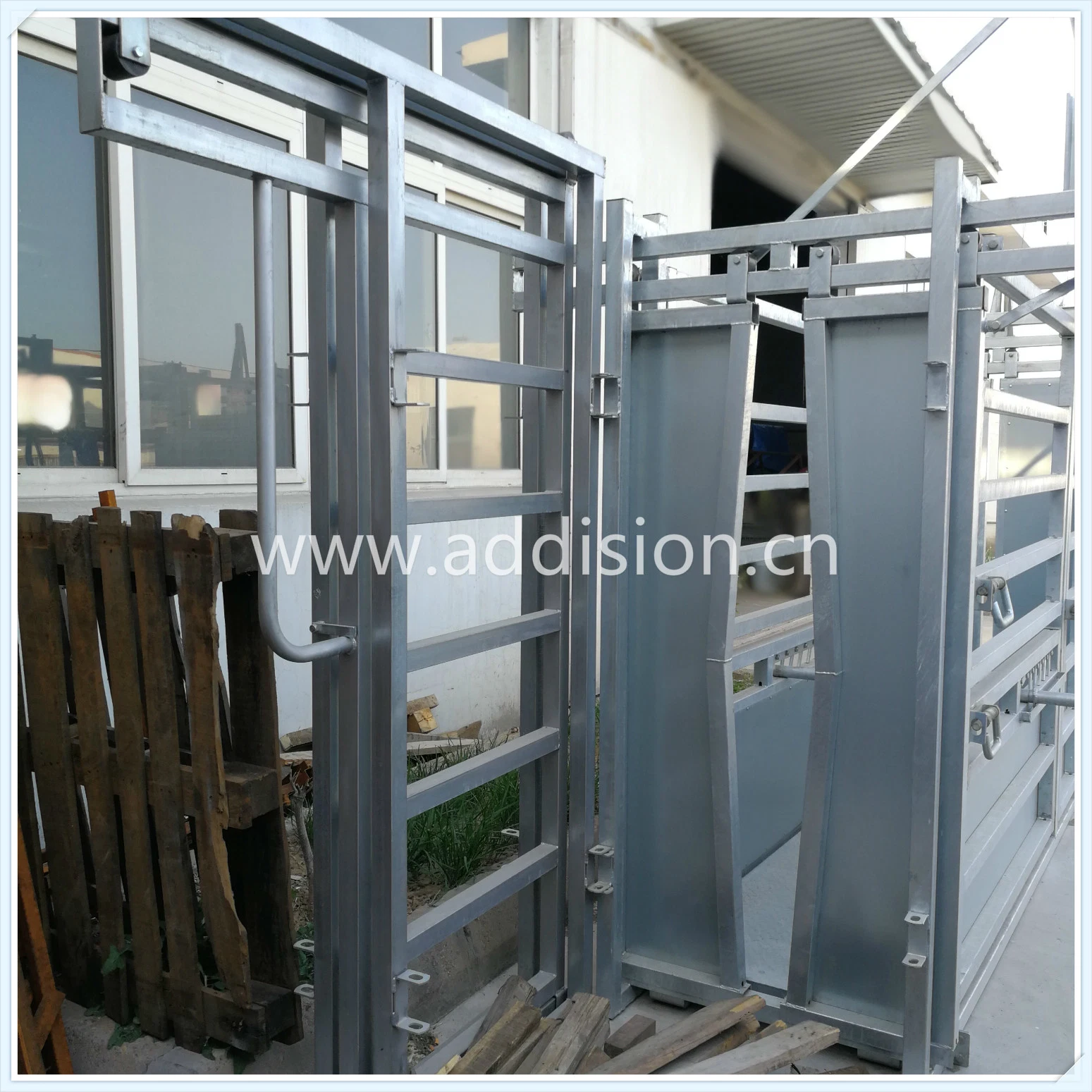 Steel/Aluminium/Wrought Iron Railing Handrail Temporary Fencing Fence / Swing Gate Driveway Gate Cattle Sliding Gate with Cattle Scale