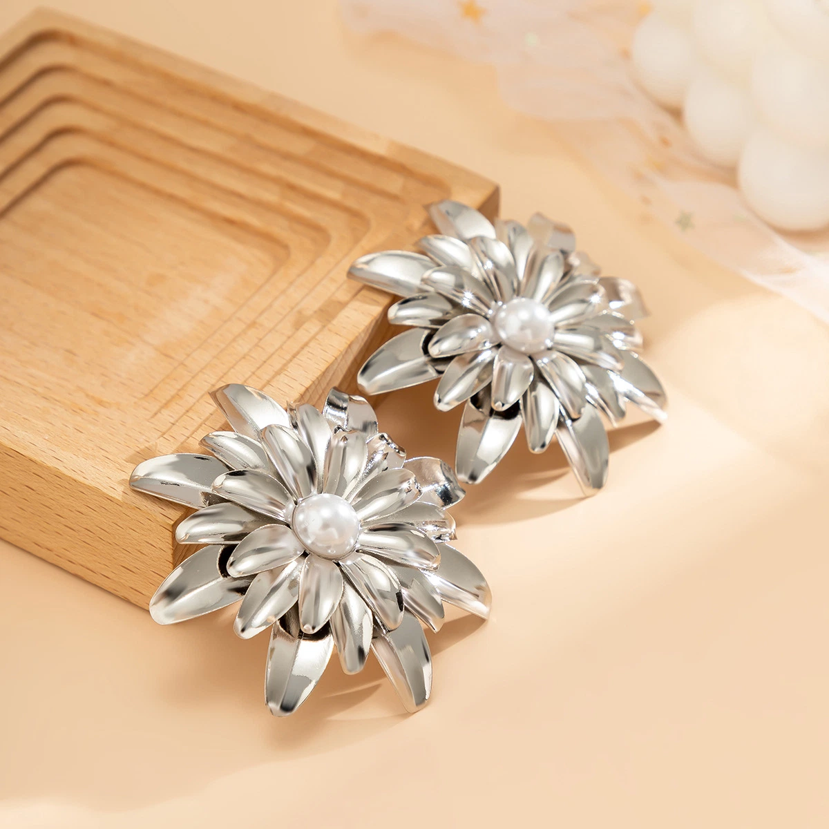 Ladies Sweet Cool Exaggerated Daisy 3D Imitation Pearl Earrings