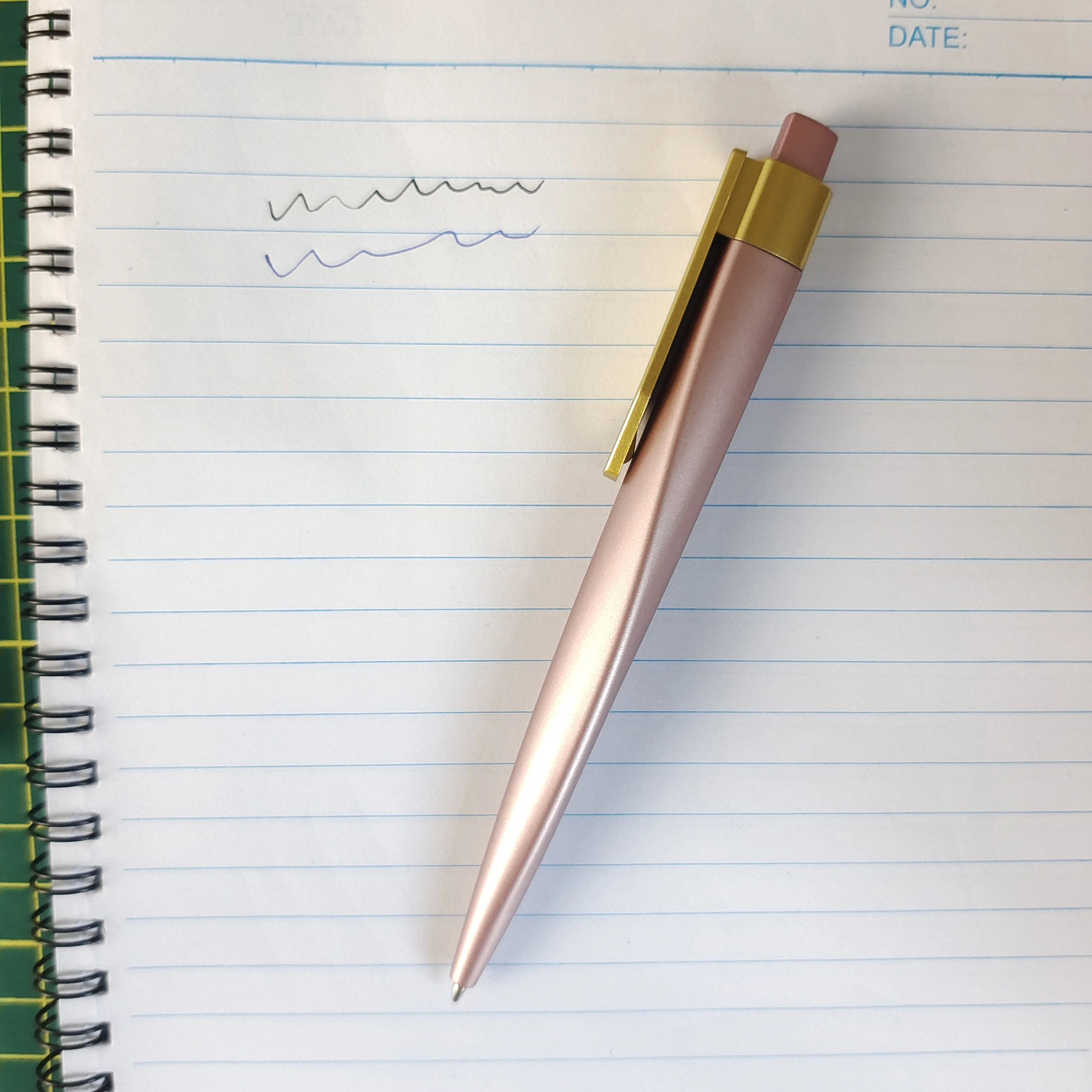 Comercio al por mayor de plástico de color Bolígrafo con lápiz y el logotipo de Irregular soporte personalizado