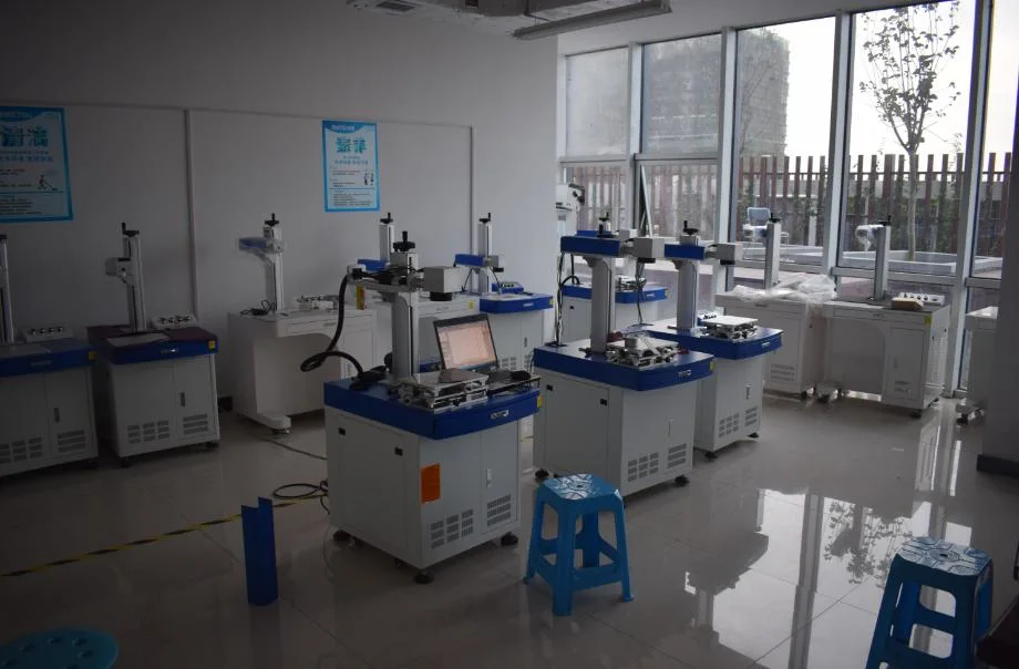 Livraison rapide de l'autofocus fibre Laser Marking machine 50W métal du marquage laser