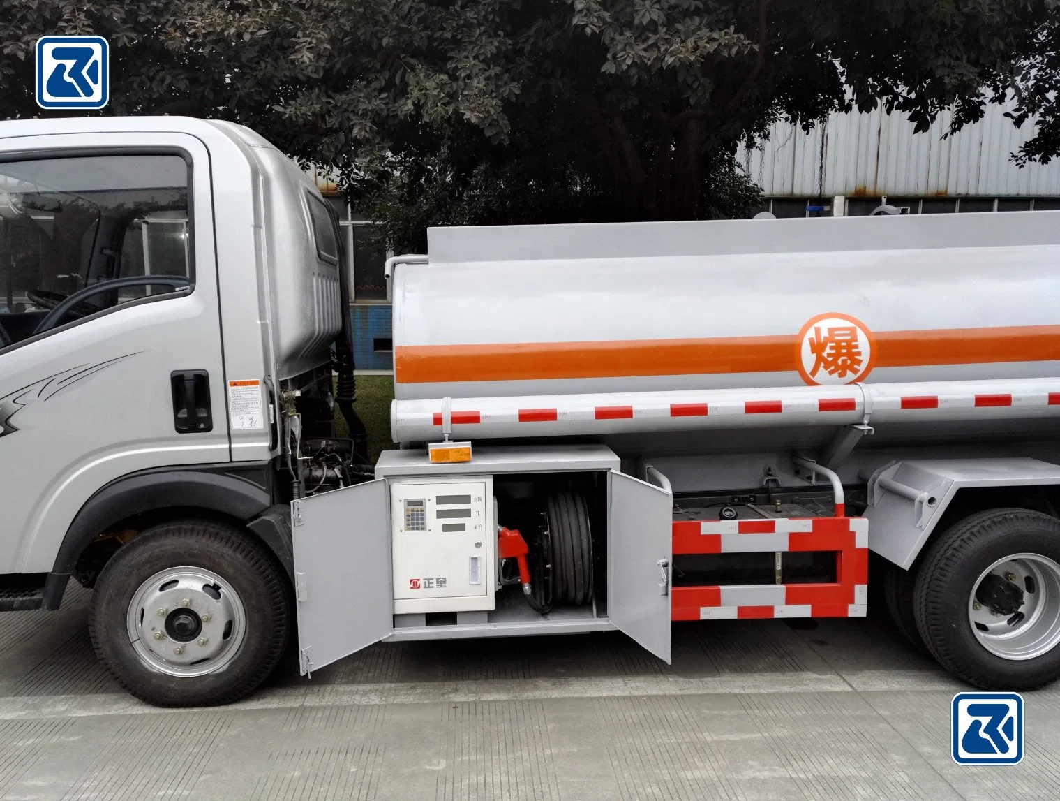 China Sinotruk HOWO 4 Wheelers Oil Fuel Refueling Tank Tanker Truck Carbon Steel Large Capacity 9000L 10000L to Carry Petrol Diesel Petroleum Fuel Oil Storage