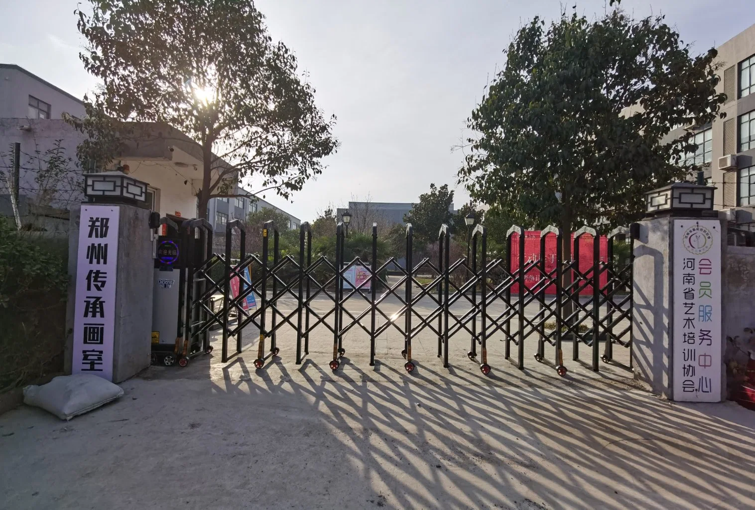 High quality/High cost performance  Aluminum Automatic Folding School Gate