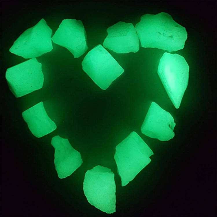 L'aménagement paysager cailloux lumineuse artificielle dans l'obscurité des pierres brillantes décorations de Noël Cadeau Glow Pebble Stone pour l'allée a rougeoyé Rock Photoscence gravier élevée