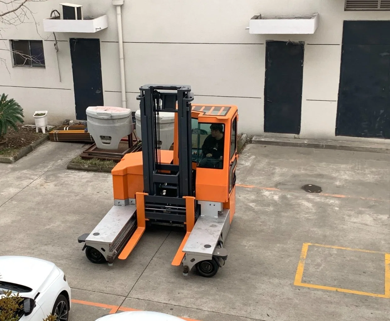 2023 Factory Sales 3.0 Ton Multi-Directional Electric Forklift Truck with Battery Operation Reach Truck Side Loader Stacker Electric Pallet Truck Reach Forklift