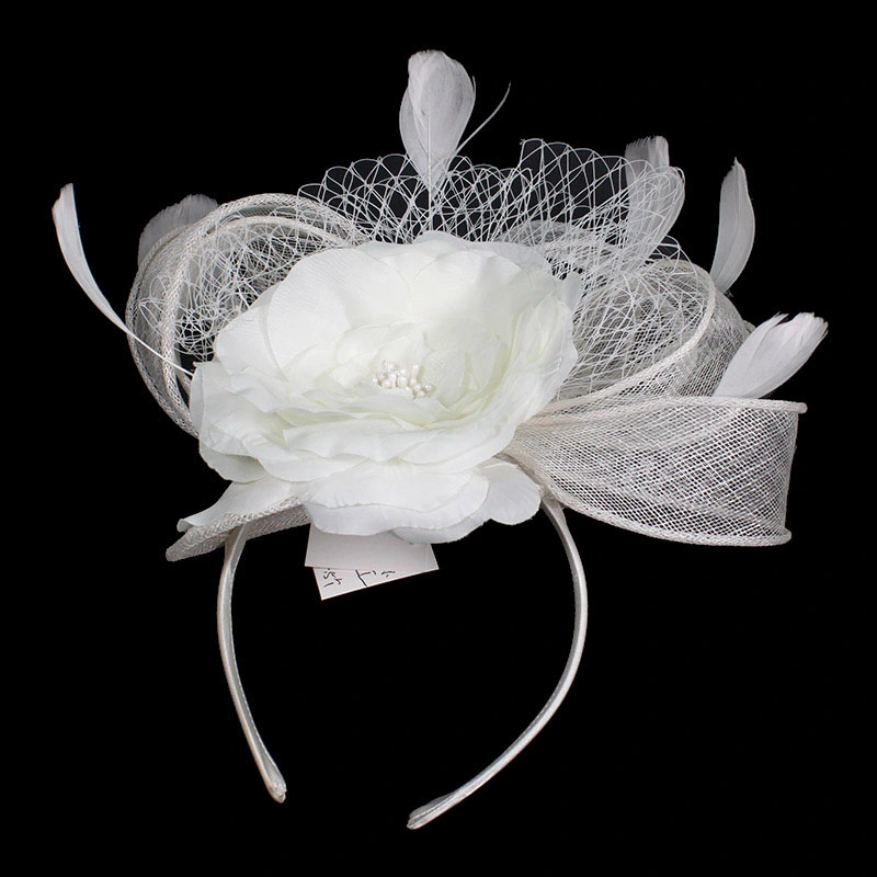 Royal Damen Weiße Feder Spitze Sinamay Custom Made Fascinators Haar Zubehör Party Hochzeit Kirche Haarband für Frauen