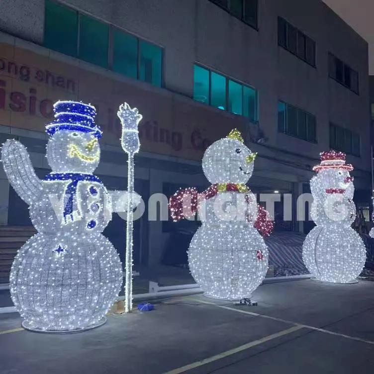 Decoración navideña LED de un gigantesco muñeco de nieve para uso en exteriores.