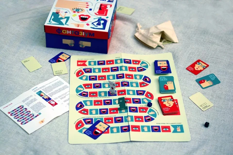 Diseño personalizado de la tarjeta de juegos de familia con la caja