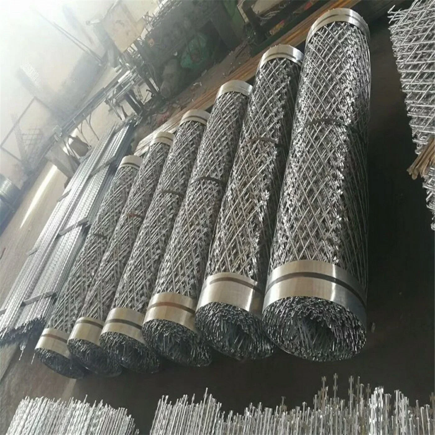 Spray-Plasticed Galvanized Steel Sheet Perforated Diamond Expanded Metal Decoil/Roll Mesh /Punched Wall Spike/Welded Razor Blade Mesh