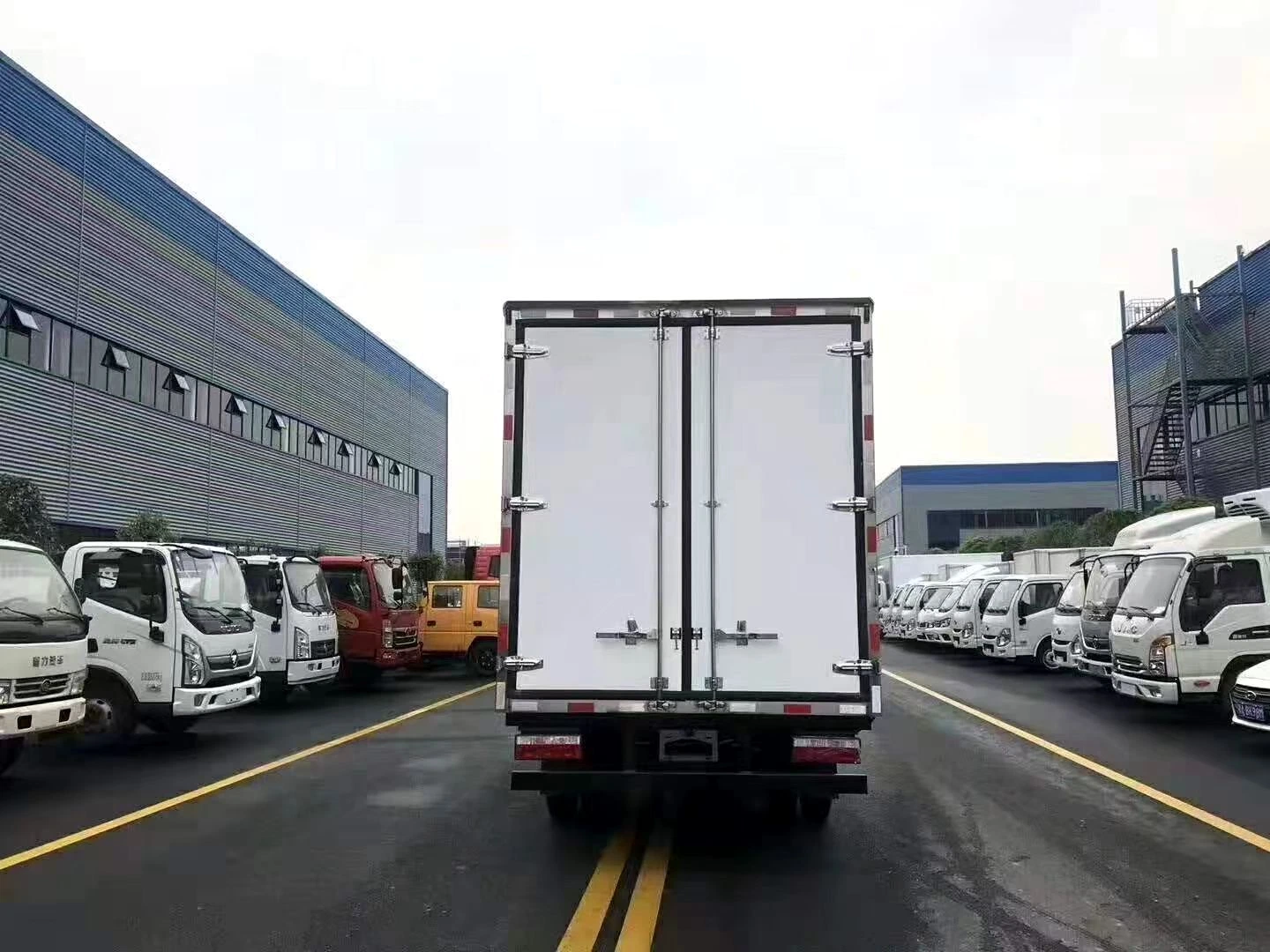 Clw Medium Refrigerator Truck, Refrigerator Van Truck for Frozen Food Delivery