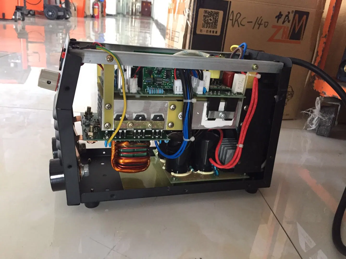 El inversor IGBT soldadura de arco de Mini máquina soldadora de arco de MMA compacto DC-200