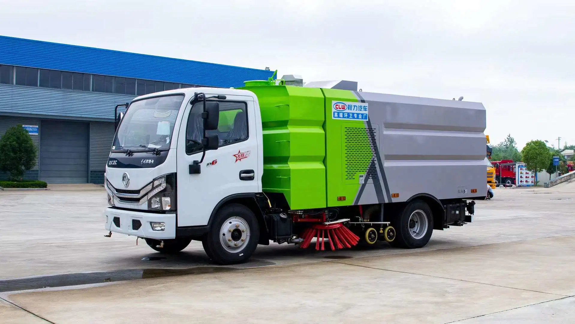 Dongfeng 5 toneladas camião de varrimento de ruas 6 rodas 90HP Road Máquina de lavar e varrer para venda em estrada