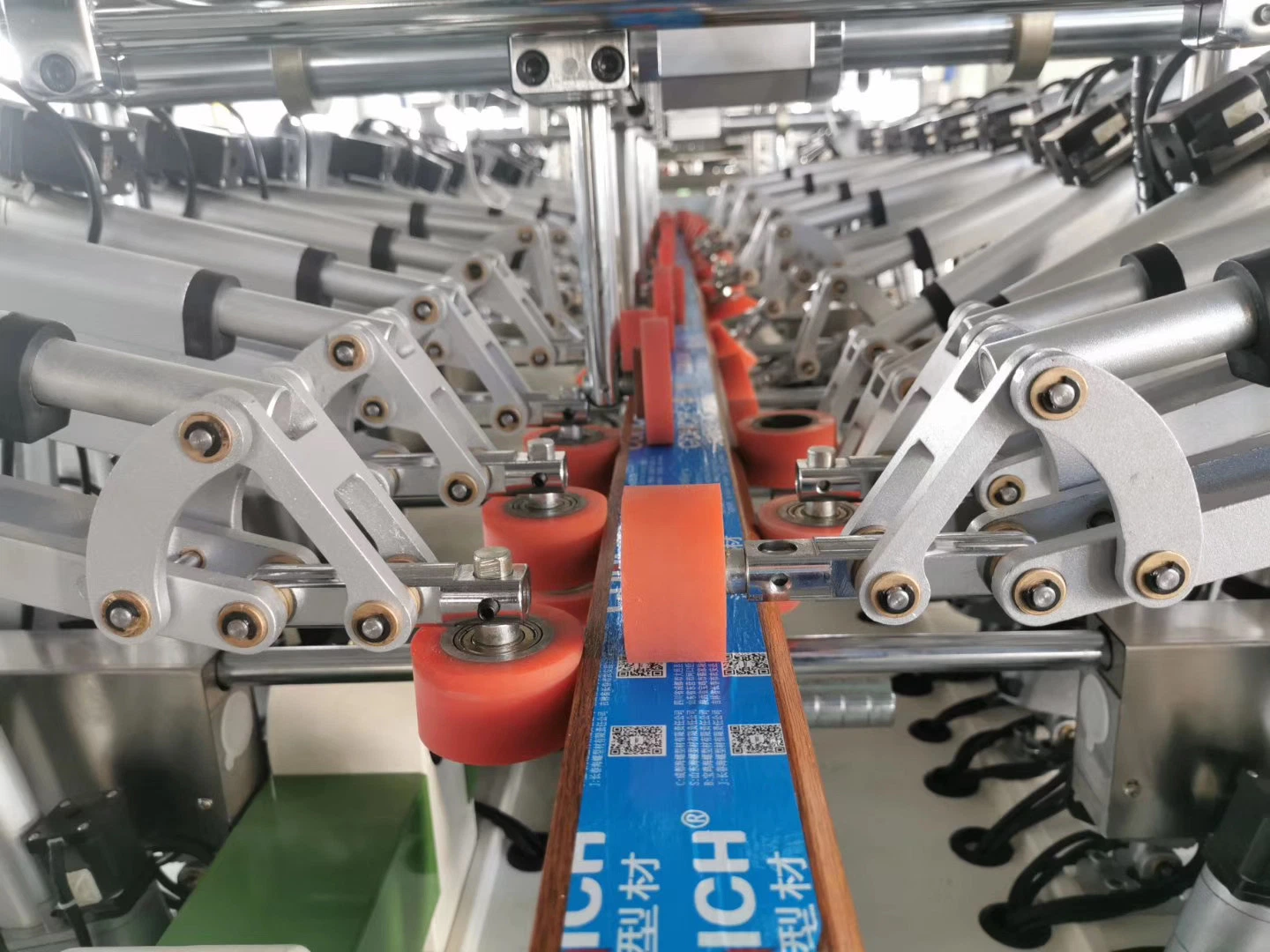 Hot Laminating Wrapping Full-Automatic Machine for Furniture Decoration Line