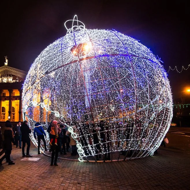 Decoración de Navidad personalizada con arco de bolas gigantes para decoración de centro comercial