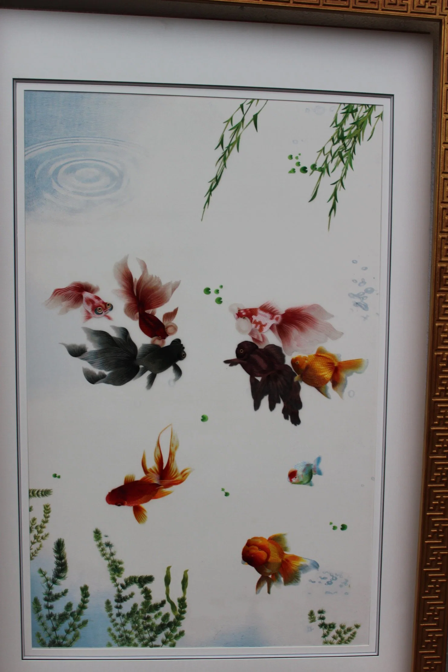 Poisson doré natation dans l'étang de Lotus/ broderie à la main peinture, décoration /Collection