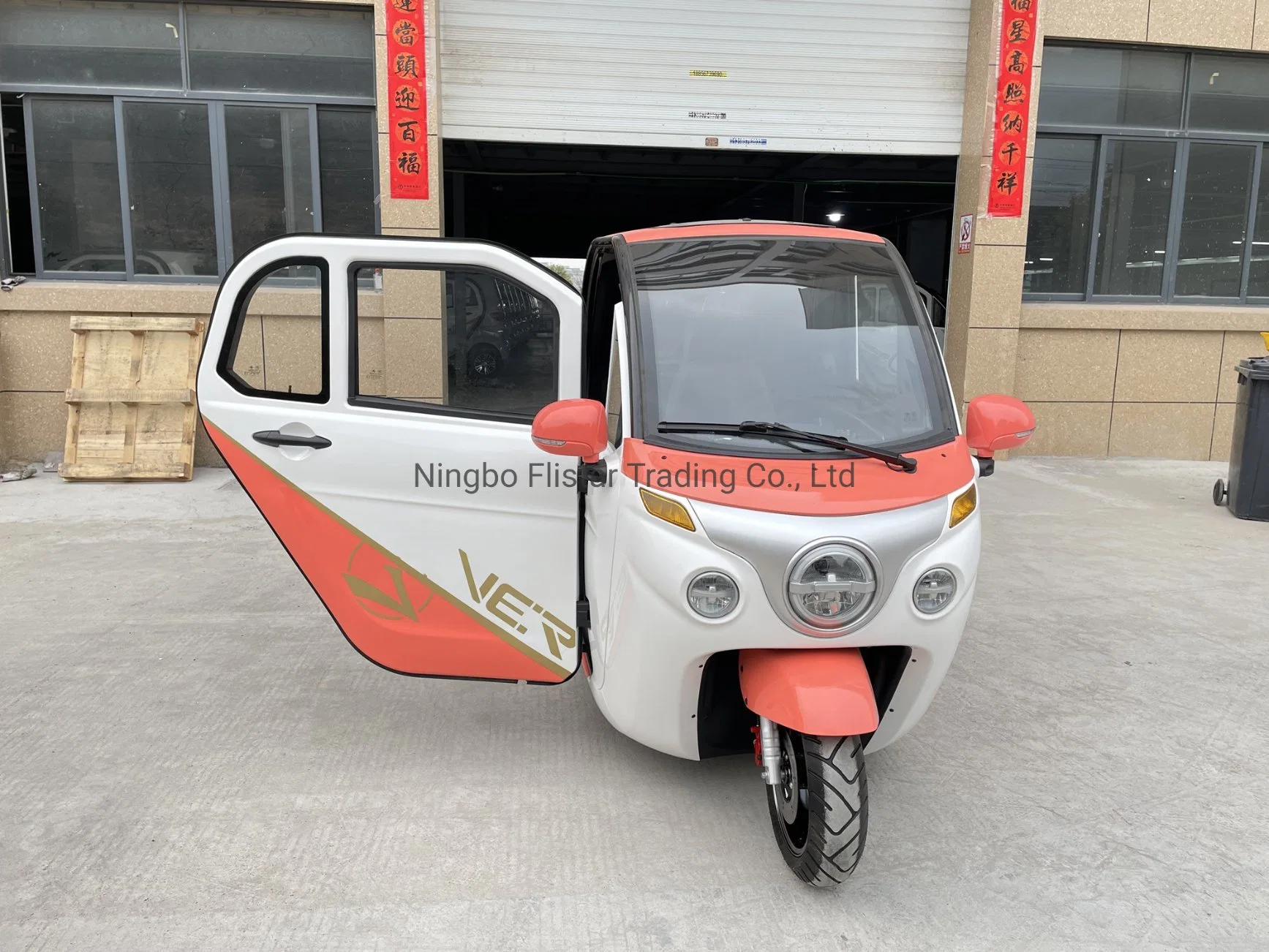EEC Three Wheels Cargo Electric Tricycle Motorcycle Rickshaw Fully Enclosed Mobility Scooter Cargo Scooter Motor with Cabin