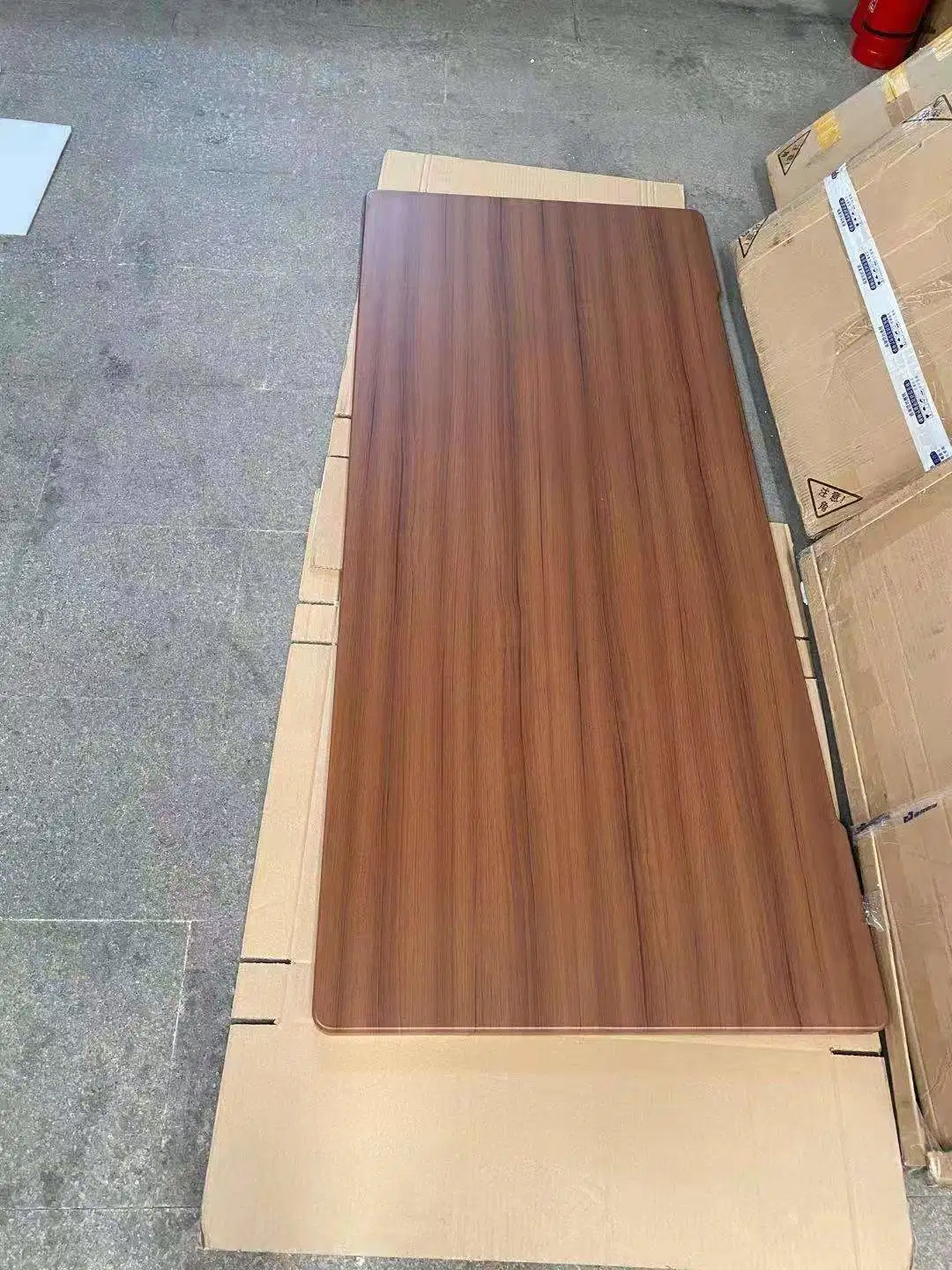 Fabricante de fábrica de MDF laminado de melamina color personalizado de la Junta de partículas/Chip Mobiliario de oficina de la junta de la Mesa Permanente de la tabla y el hogar Furnitu escritorio ajustable