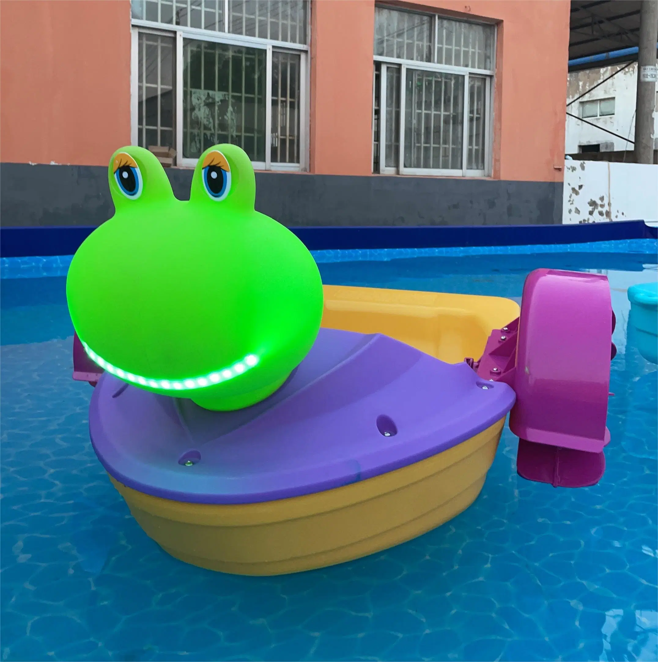 Utiliza el barco de parachoques eléctrico de diversiones para niños / utiliza niños inflables paragolpes de motor Barcos en Venta / Aqua Kids barcos