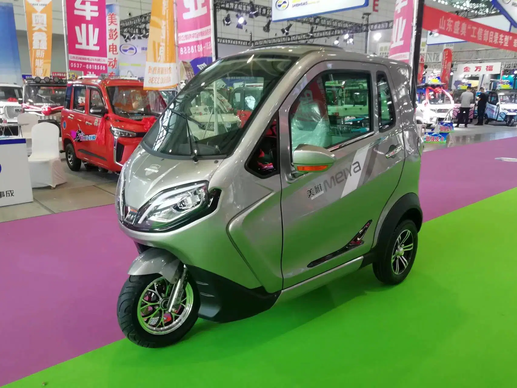 Two Doors Electric Enclosed Tricycle and E Rickshaw with 3 Peoples