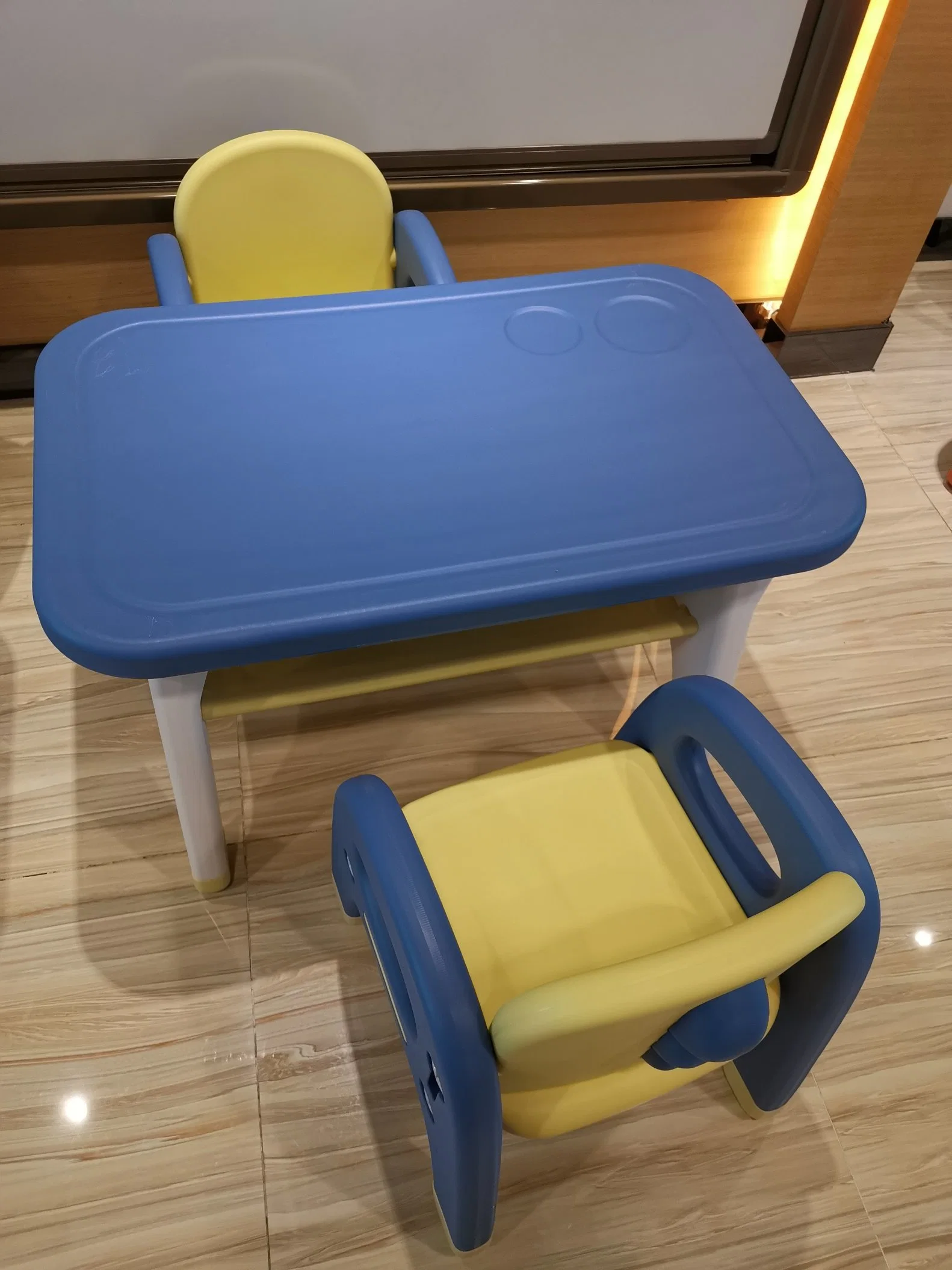 El cuidado de niños muebles niños Juego de mesa de plástico con silla