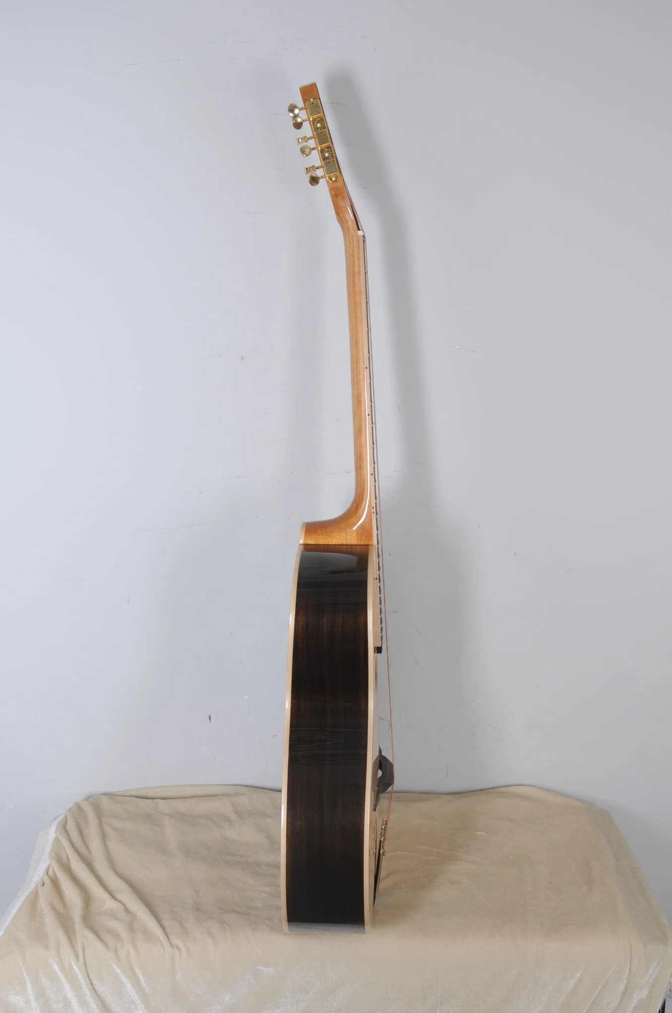 D - отверстие или овальной отверстие левой цыганского джазовый гитарист (AGJ200)