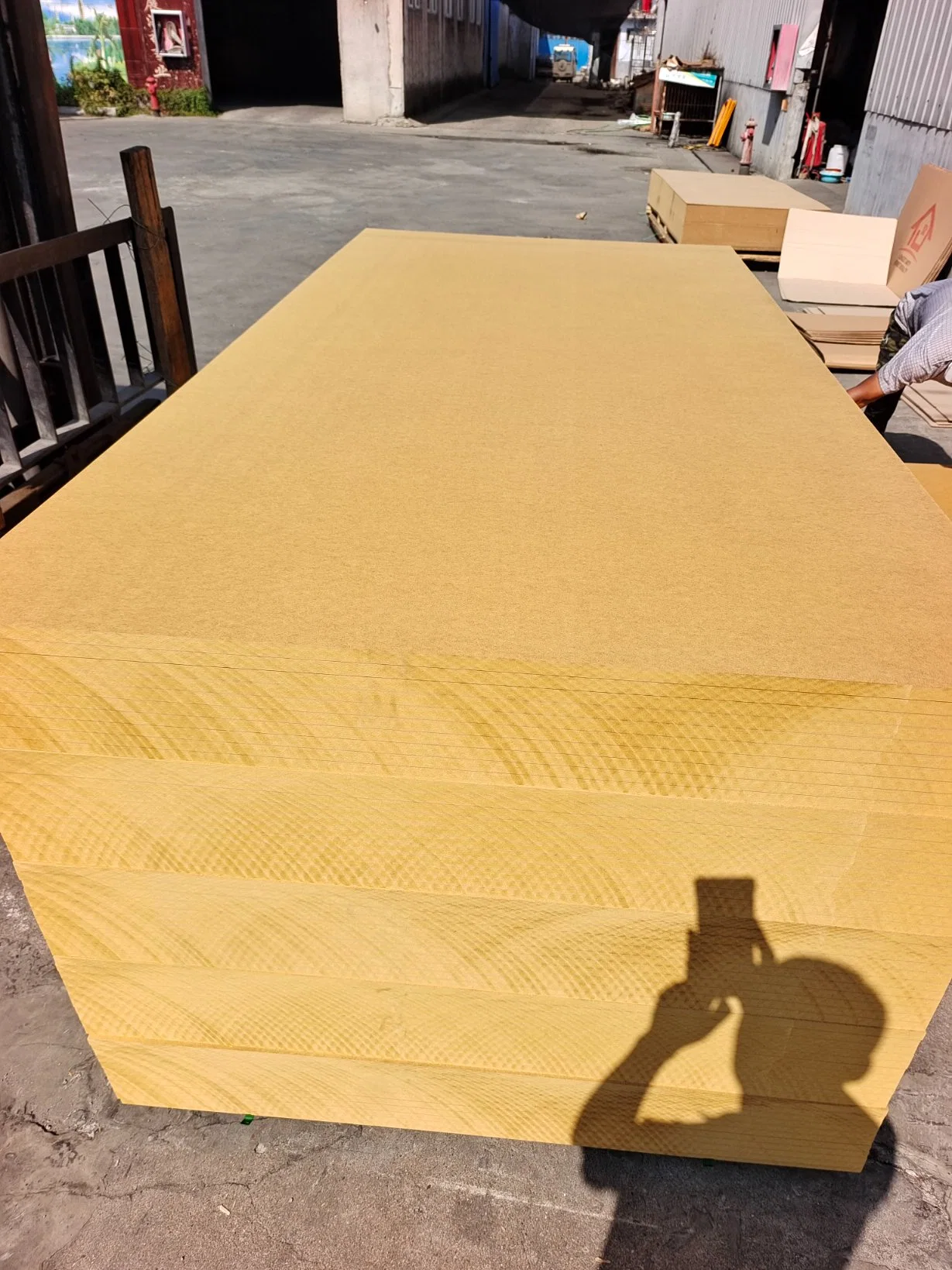 1220X2440X18mm 100% Pine Wood MDF Carb P2 Grade MDF Board