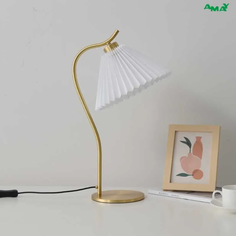 Style moderne en laiton avec lampe de bureau à abat-jour en plastique