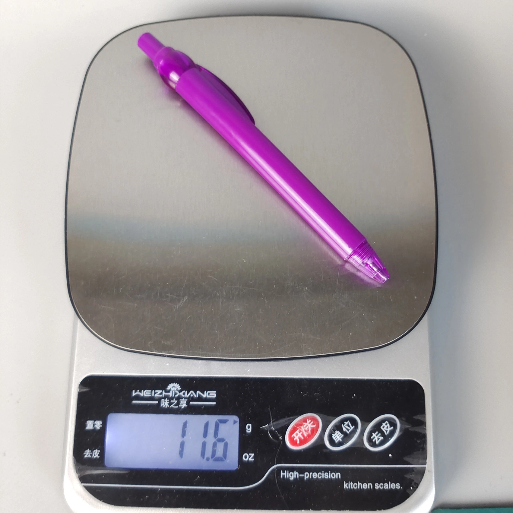 Stylos à bille en plastique violet avec fenêtre et message personnalisé.