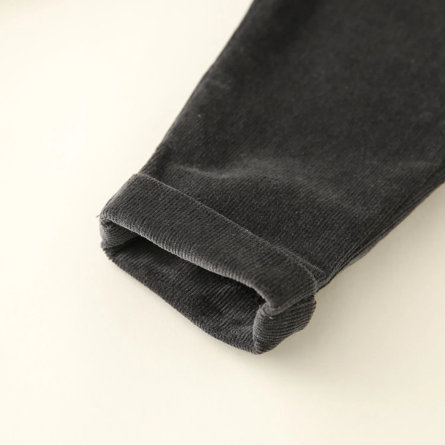 Ropa de pantalón de pana gris oscuro para bebés con bajo plegable