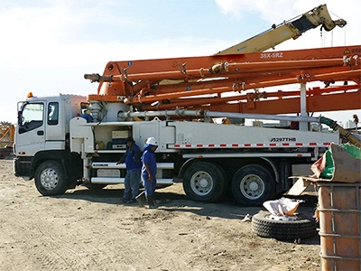 Venda a quente 43m Truck-Mounted Bomba de concreto com a lança 43X-5rz perfeitamente funcionou