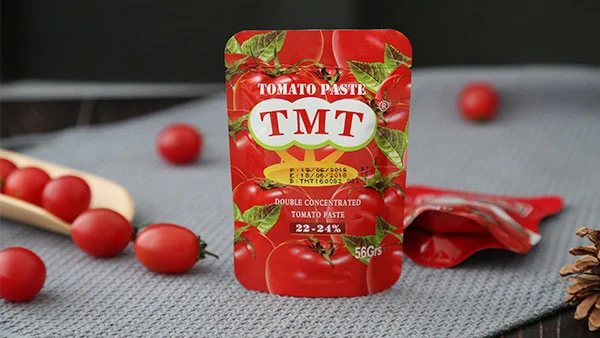 Embalaje a granel de salsa de tomate rojo fresco y sabroso con buenas especias.