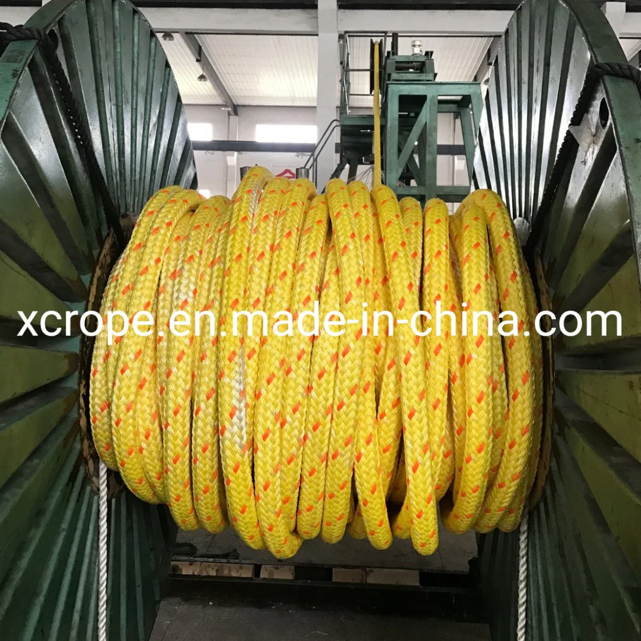 Cuerda sintética de remolque y amarre de 12 hebras de UHMWPE. Diámetro de la cuerda: 52 mm. Resistencia a la rotura: 2160 kn. Flotante en ambos extremos con ojos empalmados.