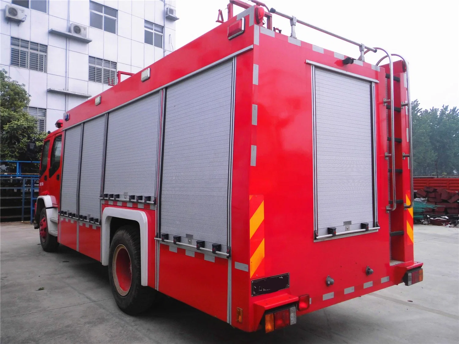 I Suzu Ftr 4*2 Double Row Cab 6 Wheels 6000L to 10000L Foam Fire Fighting Truck