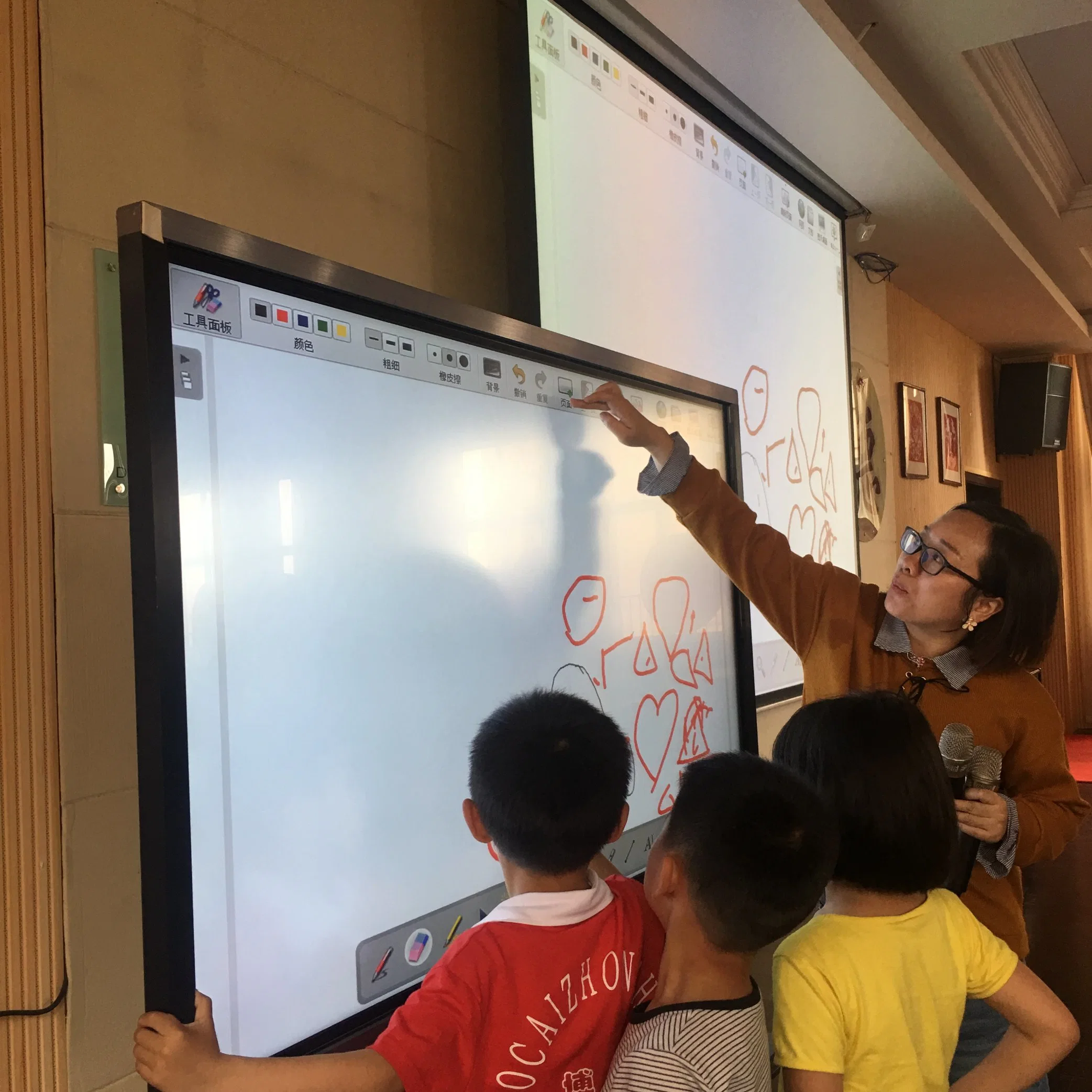 Escritura multiusuario de pizarra interactiva de pantalla táctil para la presentación del negocio