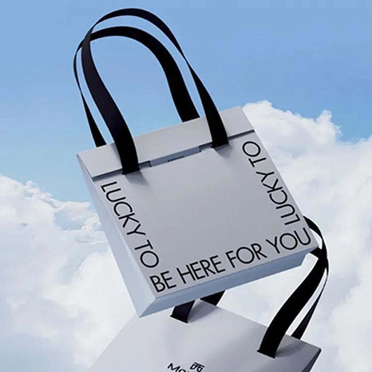 Commerce de gros imprimé personnalisé votre propre logo Emballage recyclable sac cadeau blanc Craft Shopping sac de papier avec les poignées de ruban